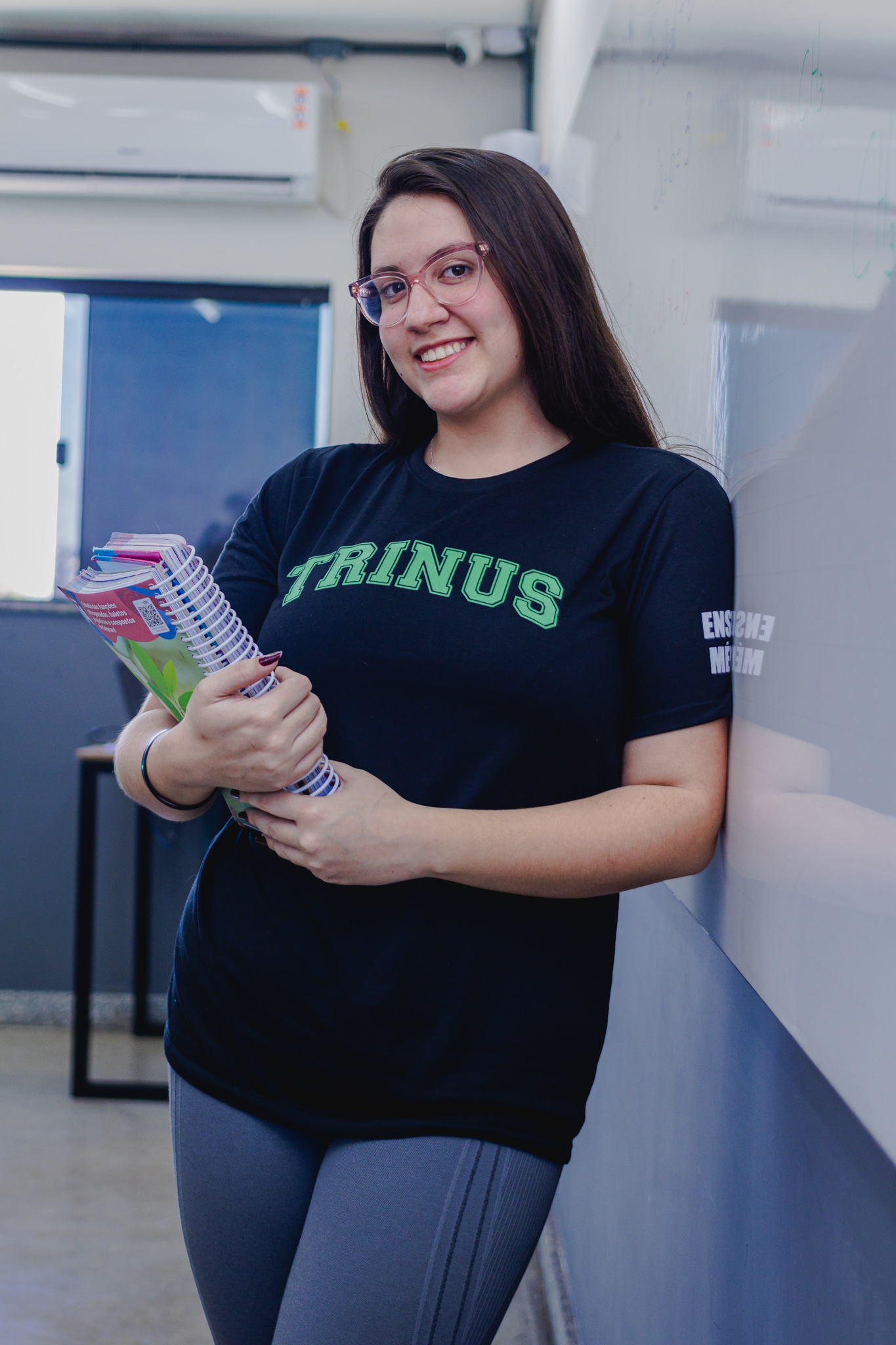 Uma estudante e suas anotações